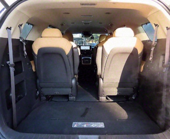 Kia Carnival 2023 — интериор