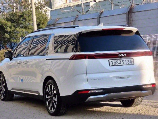 Kia Carnival 2023 — заден изглед