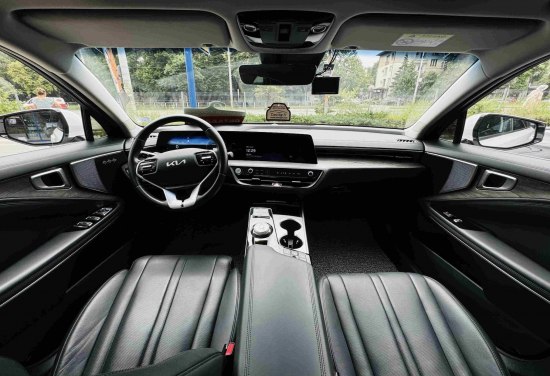 Kia K8 Premium LPG 2022 — предна кабина