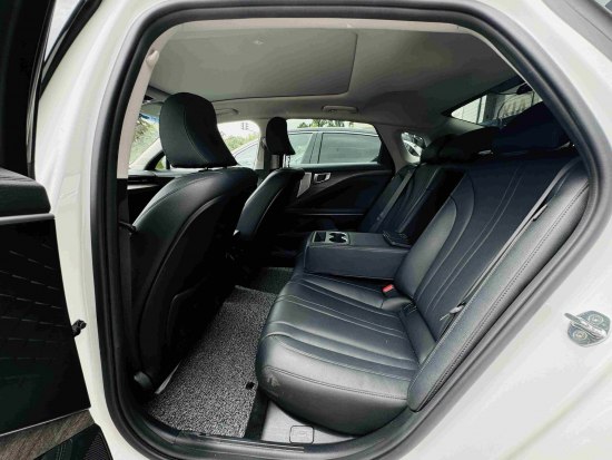Kia K8 Premium LPG 2022 — задни седалки